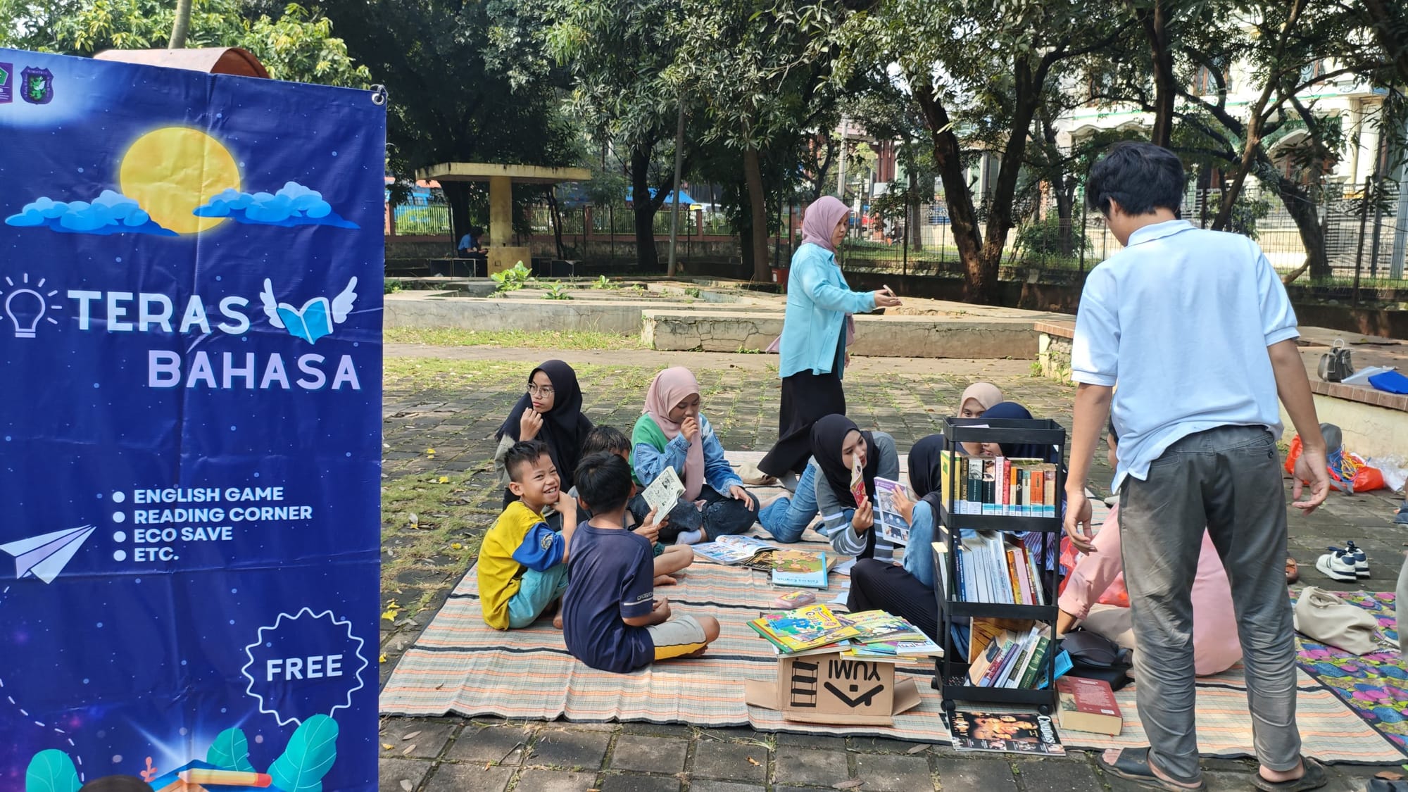 Menyalakan Api Literasi: Teras Bahasa Sastra Inggris Unisma Bekasi Membawa Keceriaan Belajar ke Taman Kota